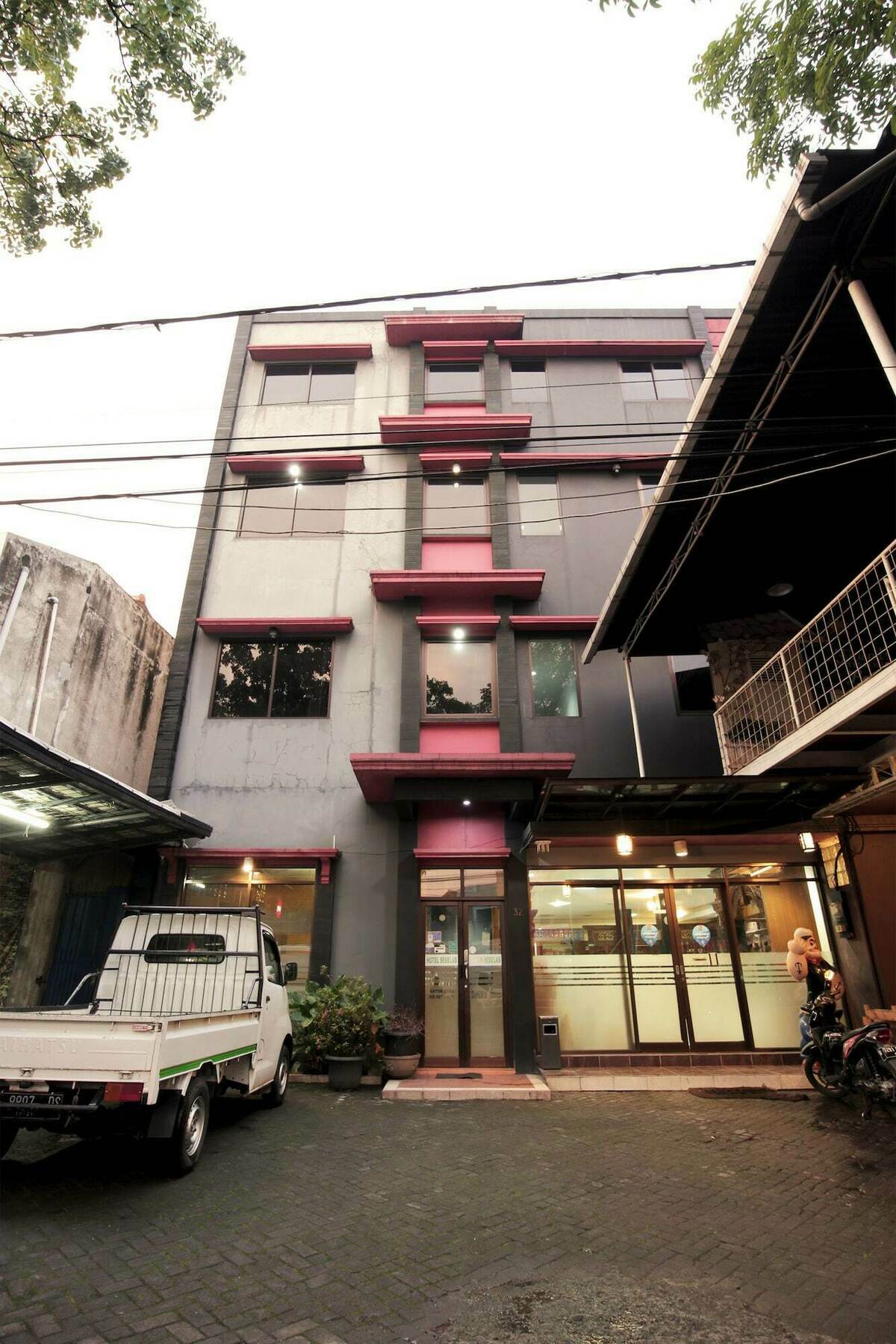 Oyo 227 Sebelas Syariah Hotel